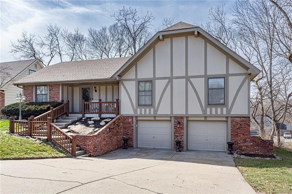628 Camelot Drive — photo 2