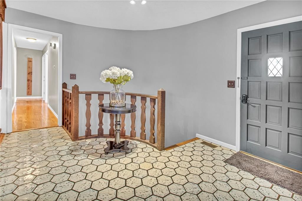 628 Camelot Drive — photo 4