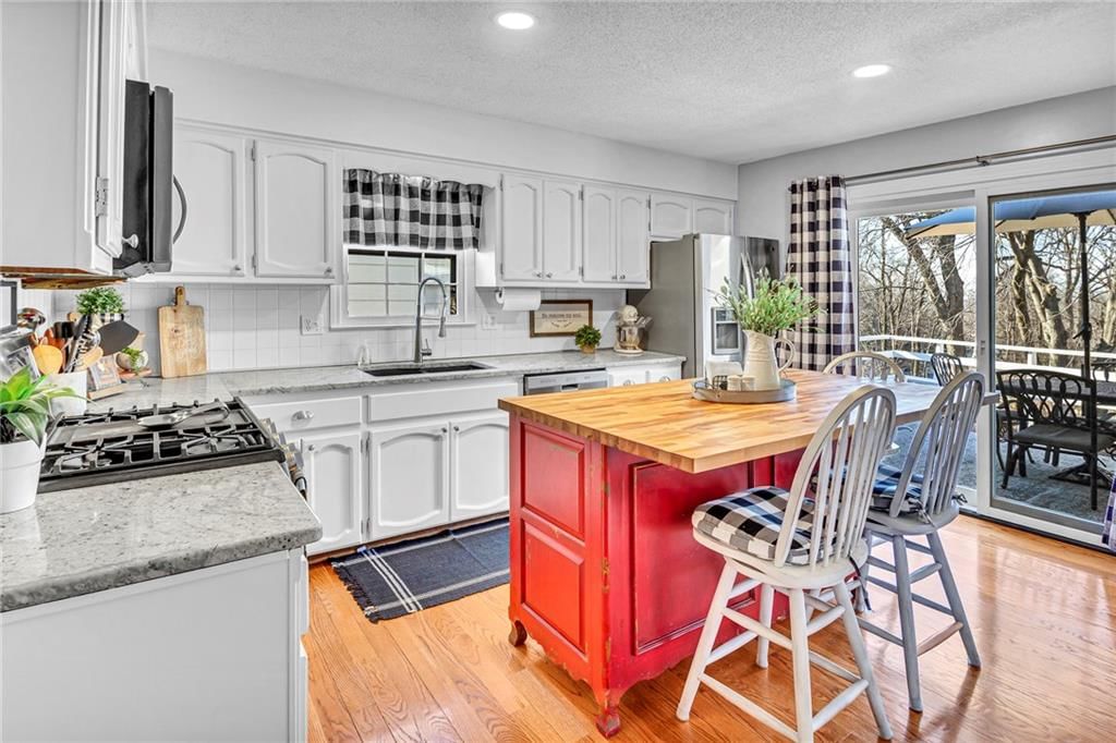 628 Camelot Drive — photo 9