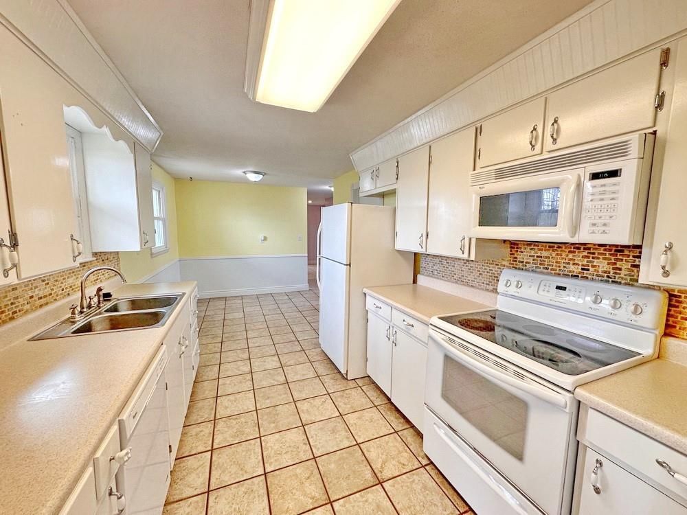 302 S Belisle Street — photo 5