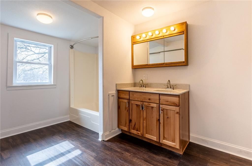 811 Locust Street — photo 18