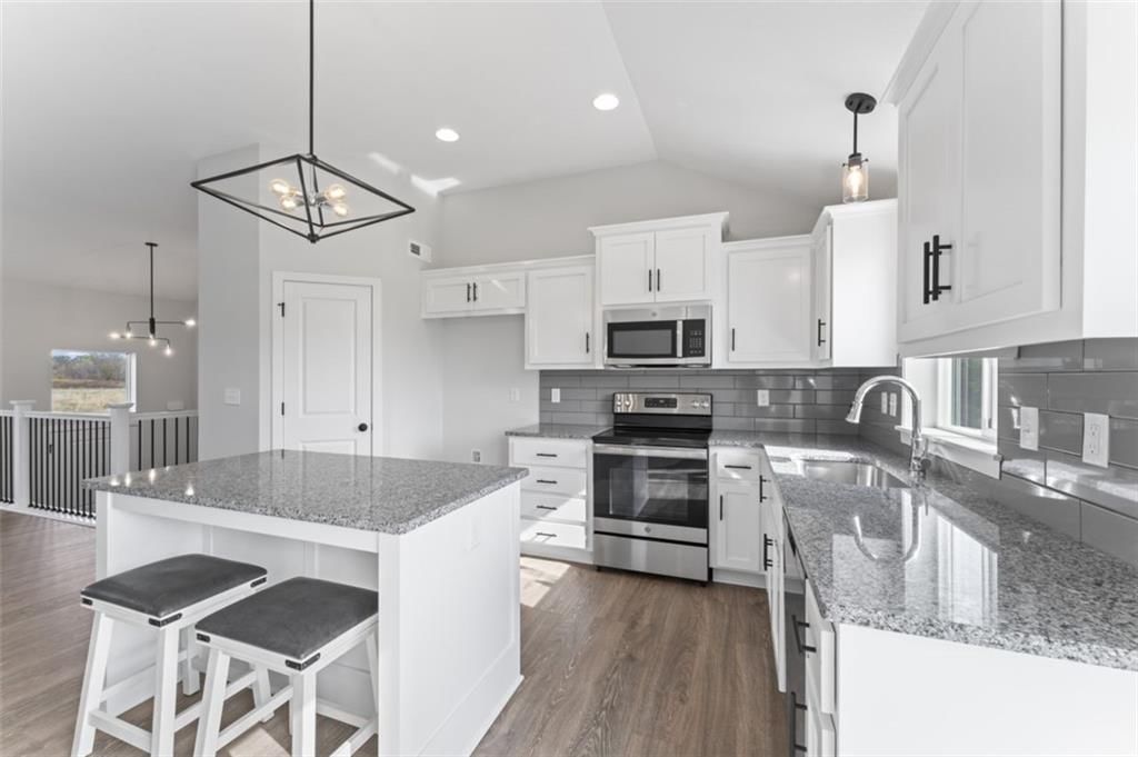803 SE Dry Creek Drive — photo 9