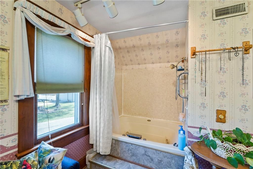 215 E Maple Street — photo 38