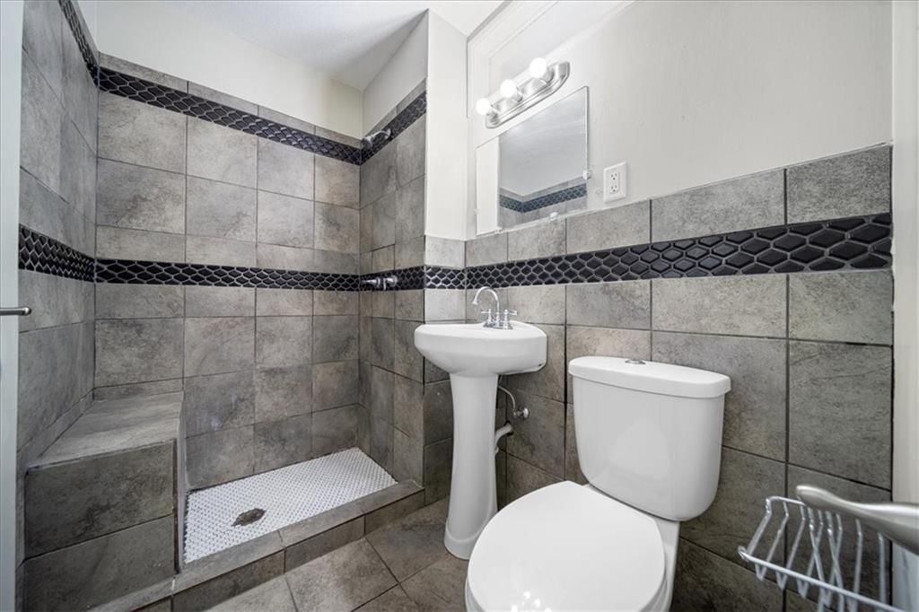 11816 Beacon Avenue — photo 29