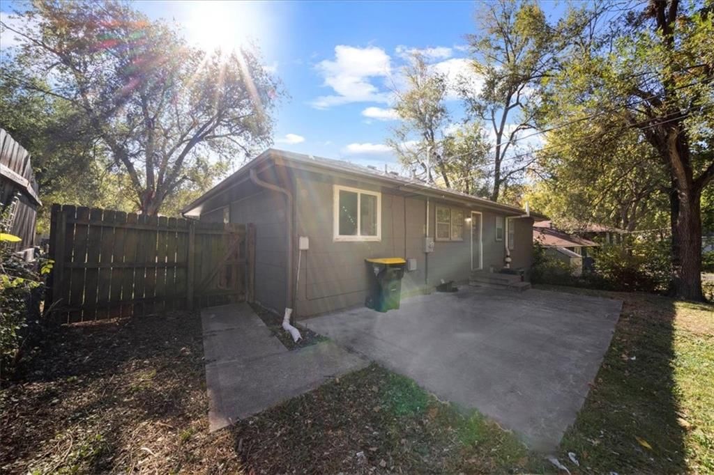 11816 Beacon Avenue — photo 50