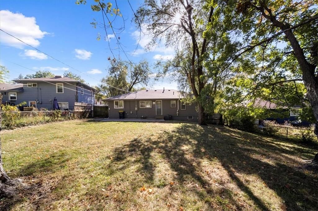 11816 Beacon Avenue — photo 52