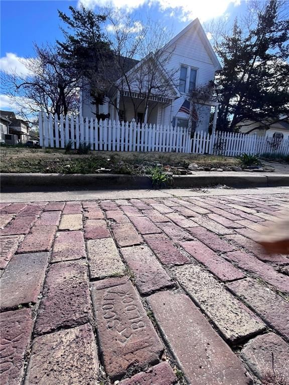 209 S Holbrook Street — photo 5