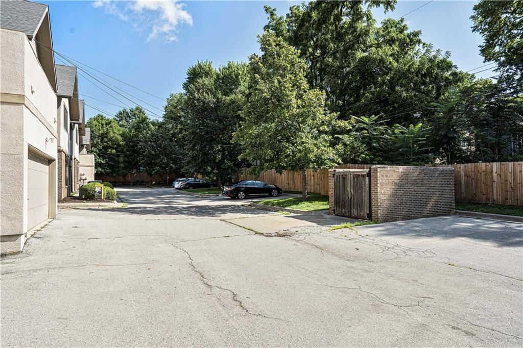 4469 Rainbow Boulevard — photo 24