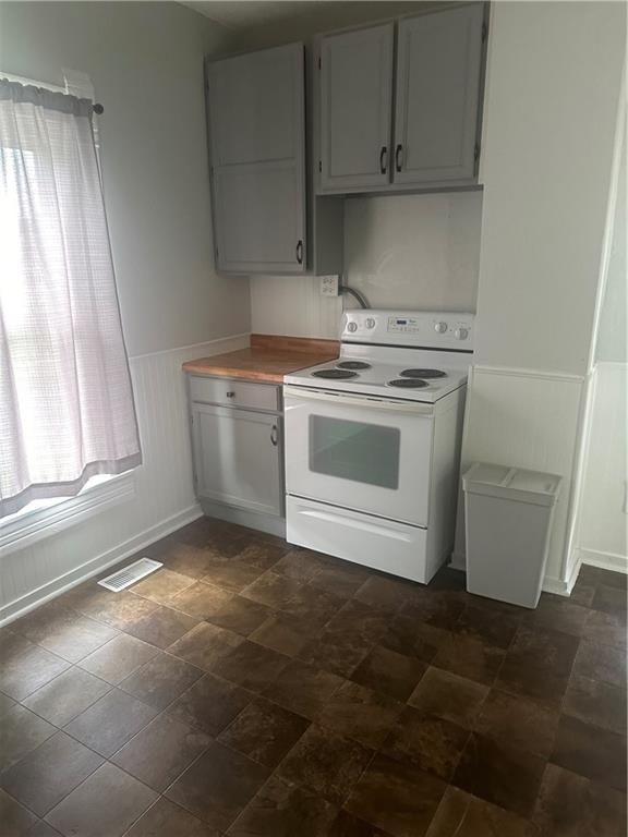 423 W 6TH Street — photo 2