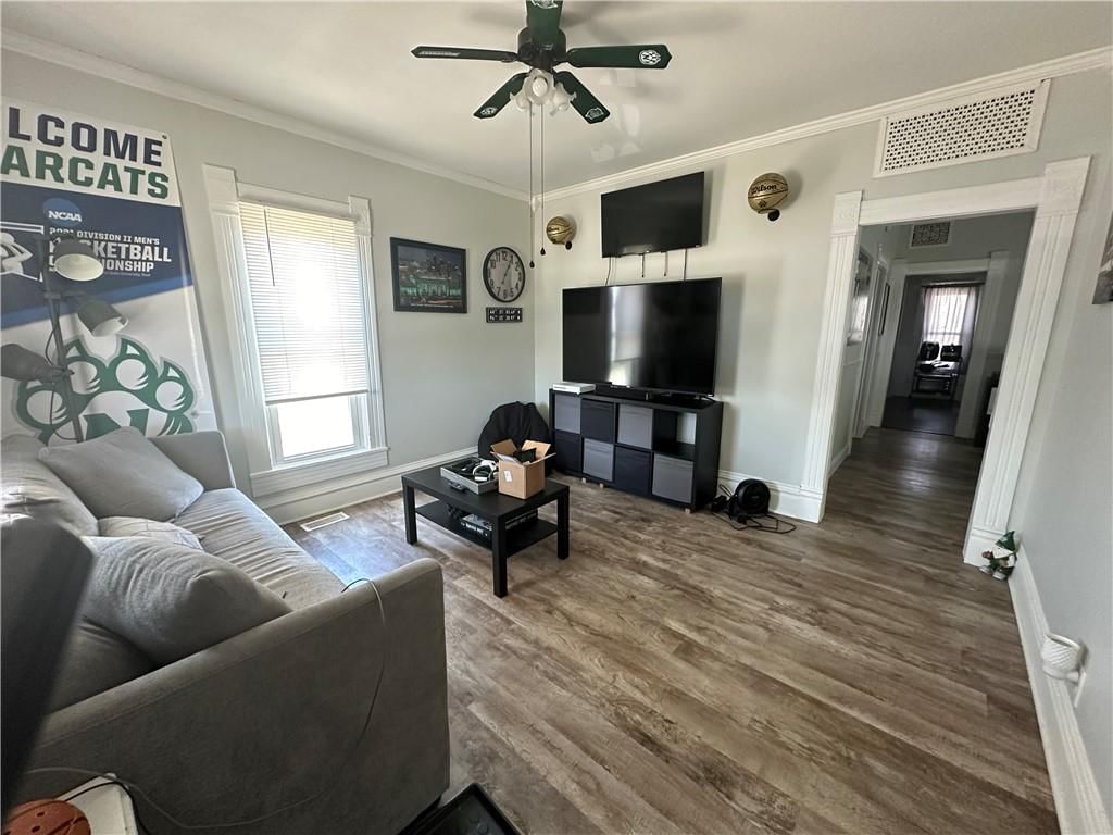 423 W 6TH Street — photo 11