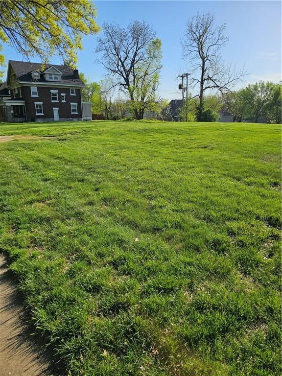 2315 E Linwood Boulevard — photo 2
