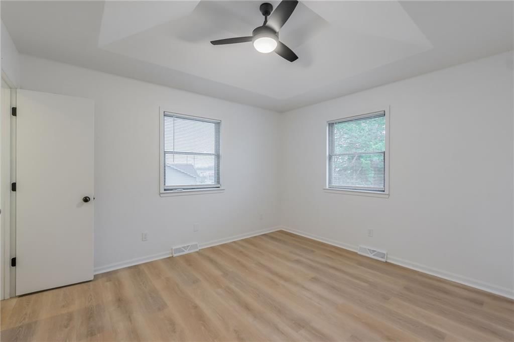10630 N Oak Trafficway — photo 11