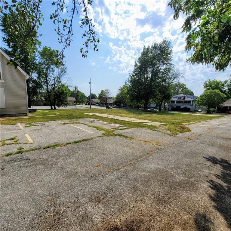 216 E Elm Street — photo 36