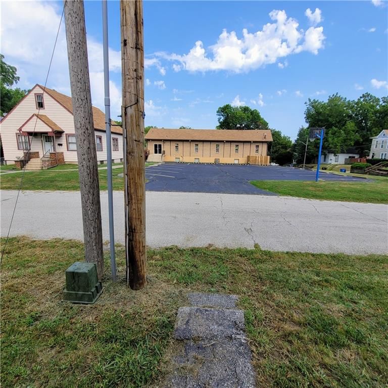216 E Elm Street — photo 42