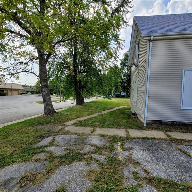 216 E Elm Street — photo 44