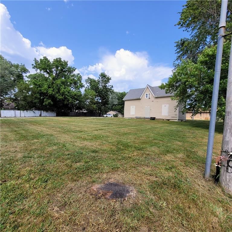 216 E Elm Street — photo 46