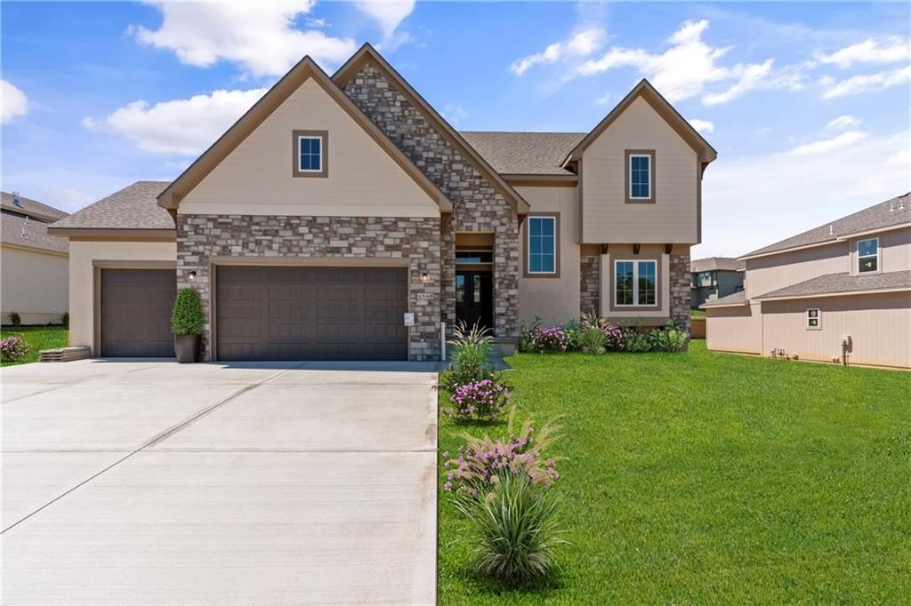 4540 NE Sherwood Drive, Lee's Summit, MO
