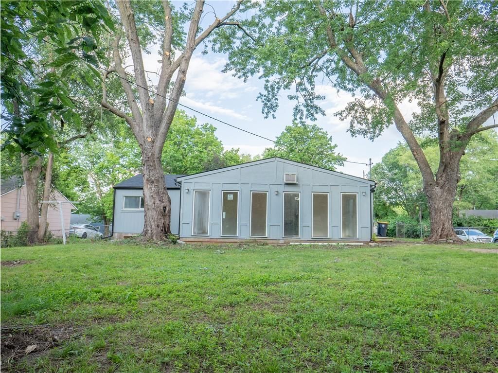 10814 Newton Avenue — photo 39