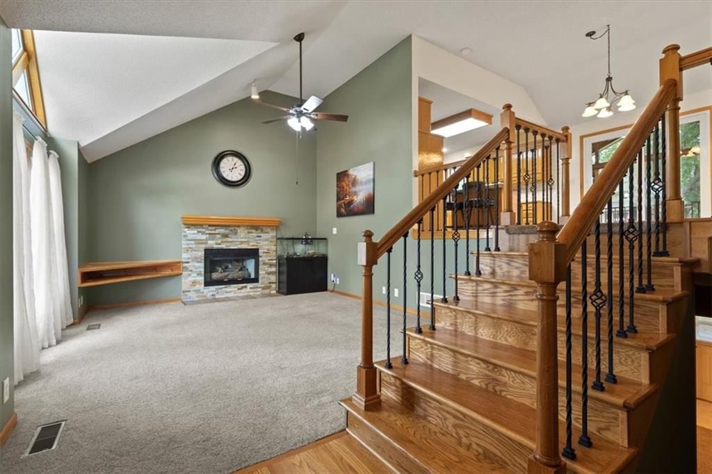932 E Oakview Street — photo 2