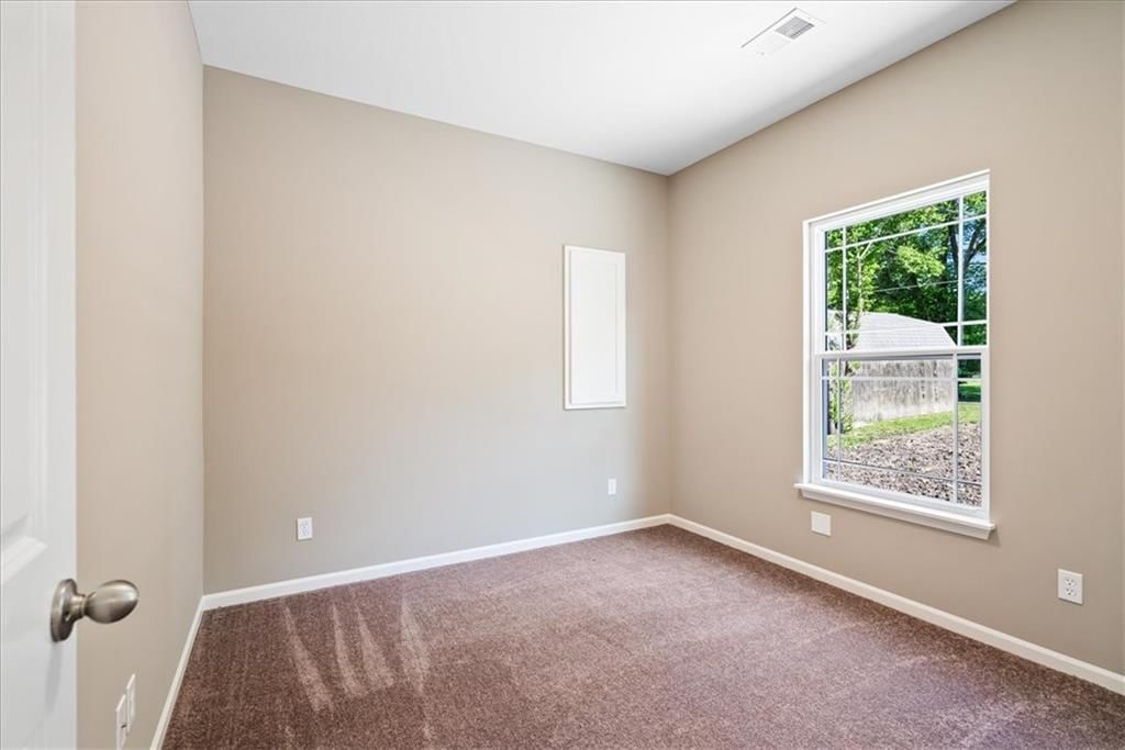 829 E 8th Street — photo 12