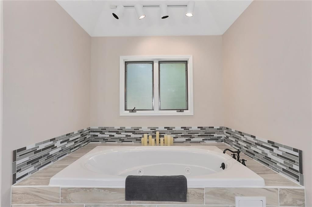 5700 N Woodland Point — photo 24