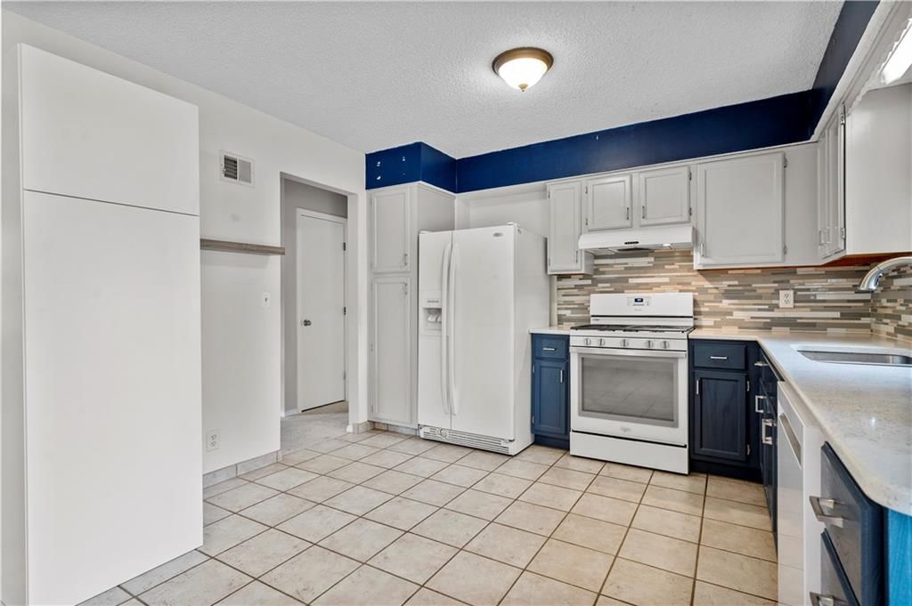 16237 W 132nd Street — photo 11