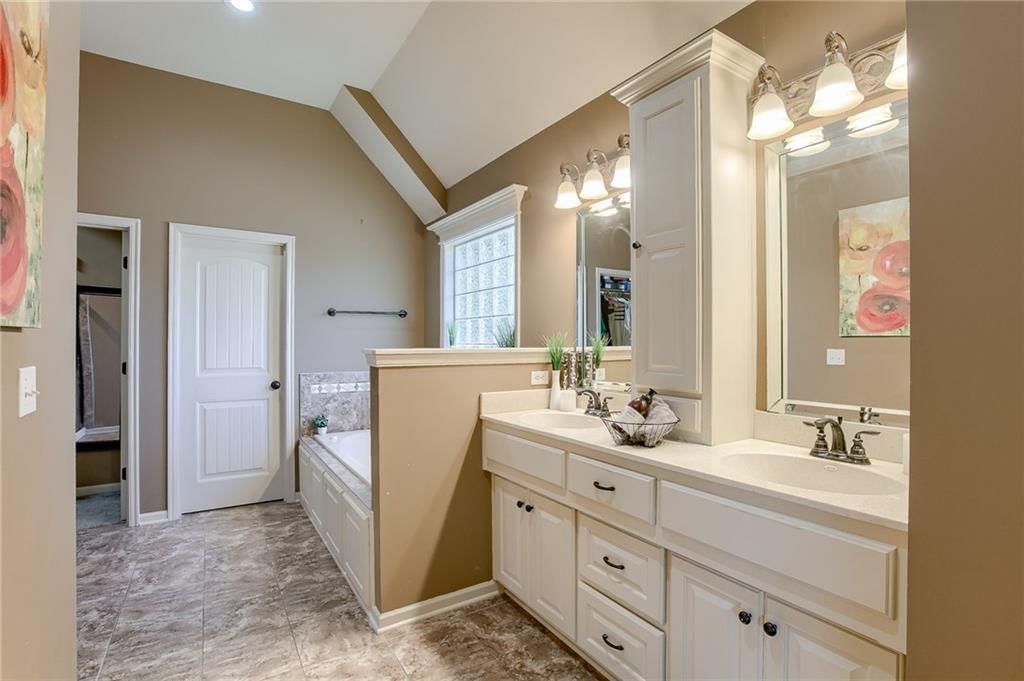 8815 N Saint Clair Avenue — photo 27