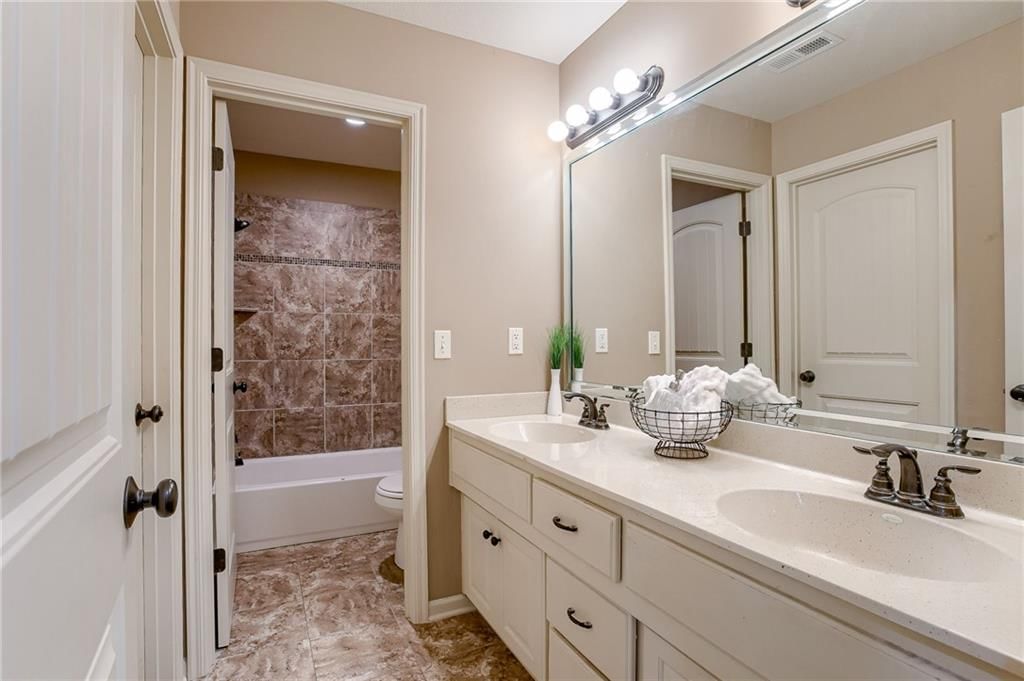 8815 N Saint Clair Avenue — photo 38