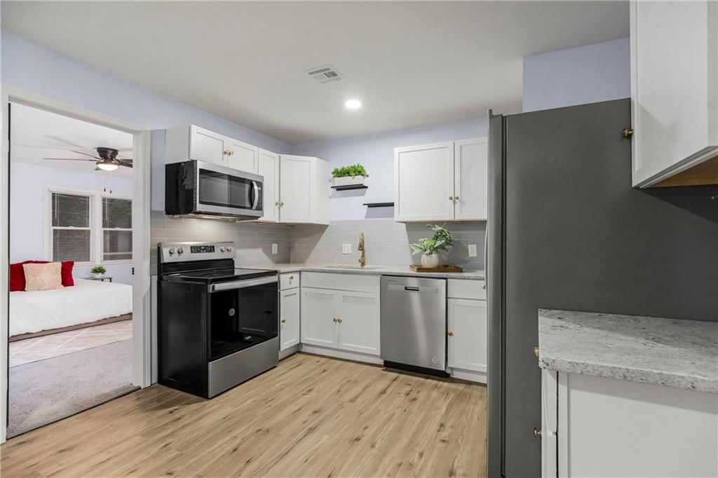 11320 Herrick Avenue — photo 10