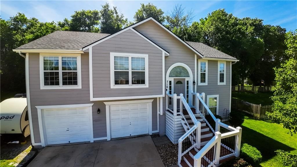 716 SE JAMES Circle — photo 2