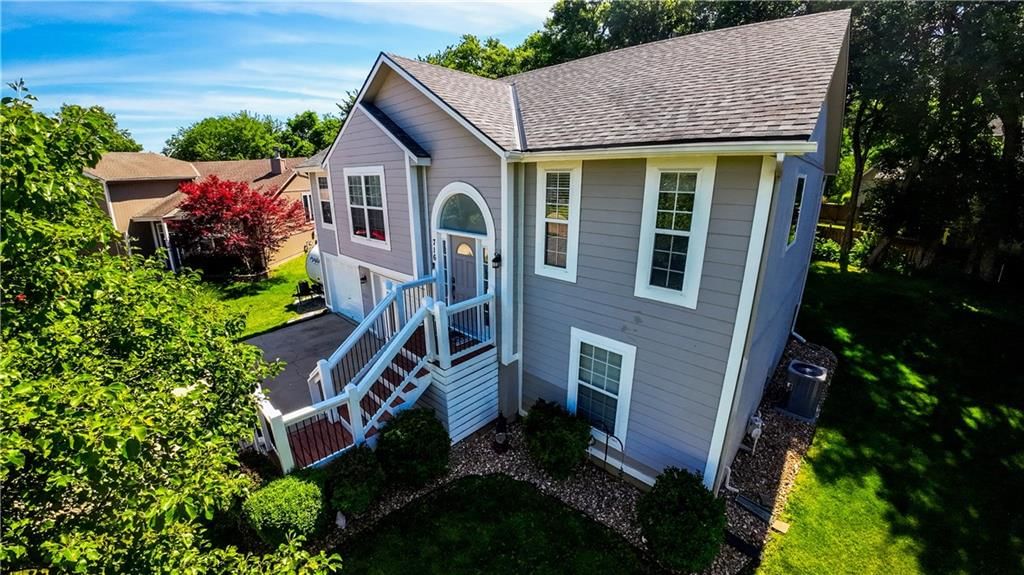 716 SE JAMES Circle — photo 3