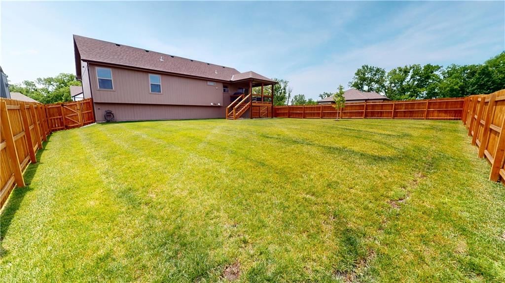 912 NW Lindenwood Drive — photo 33