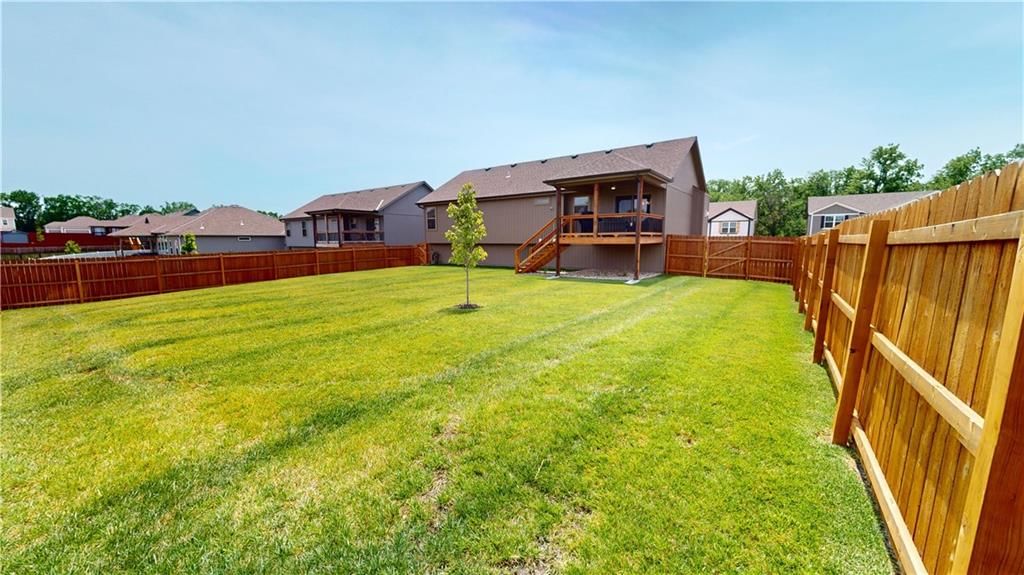 912 NW Lindenwood Drive — photo 34