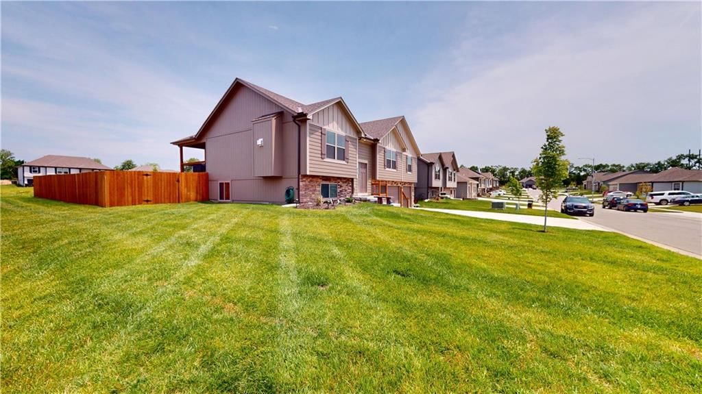 912 NW Lindenwood Drive — photo 35