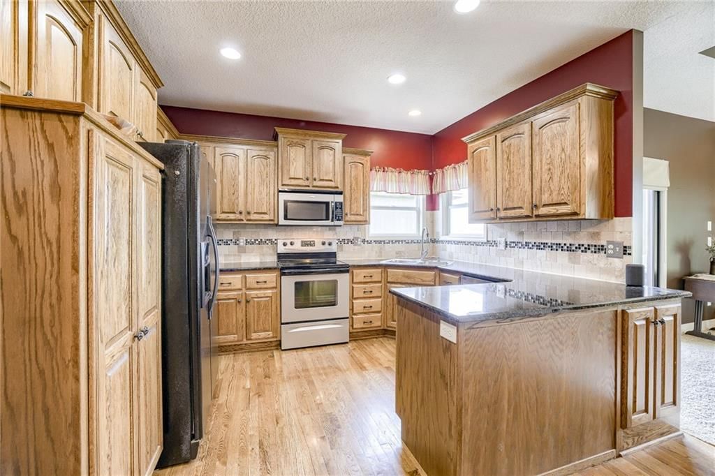 10704 Country Lane — photo 9
