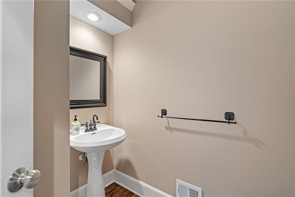 5852 Edgewater Drive — photo 35