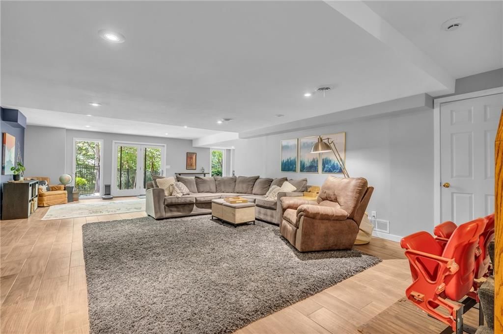 8233 NW Weatherby Drive — photo 34