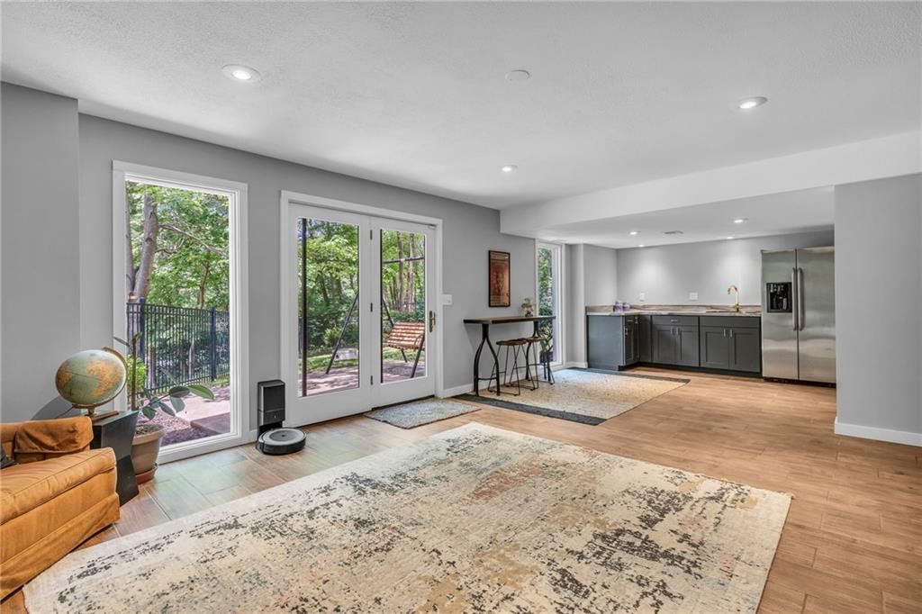 8233 NW Weatherby Drive — photo 37