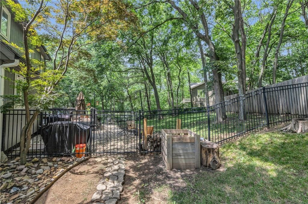 8233 NW Weatherby Drive — photo 44