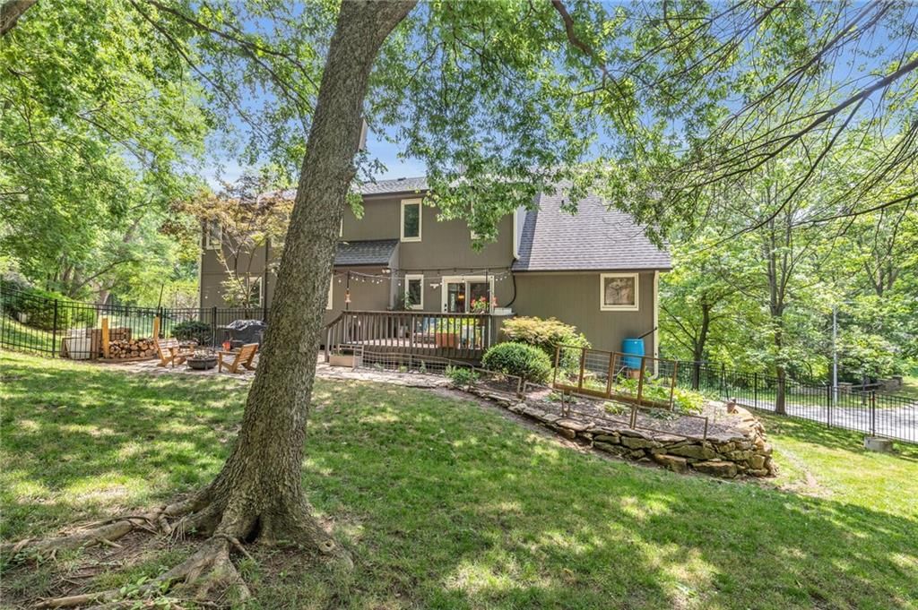 8233 NW Weatherby Drive — photo 46