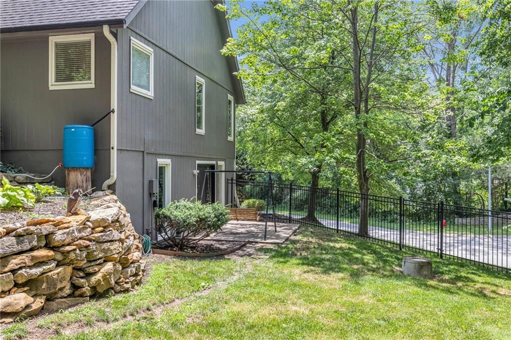 8233 NW Weatherby Drive — photo 48