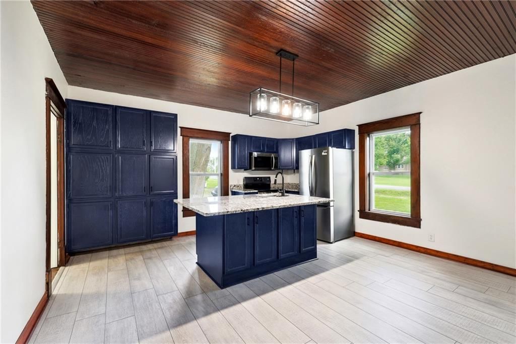 109 E Maple Street — photo 11