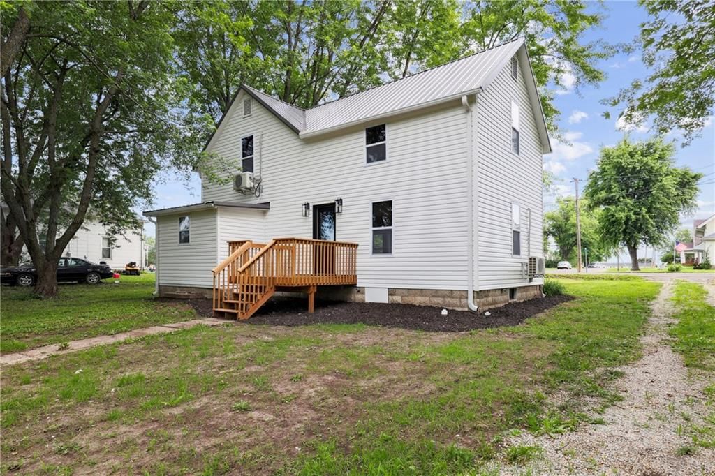 109 E Maple Street — photo 3