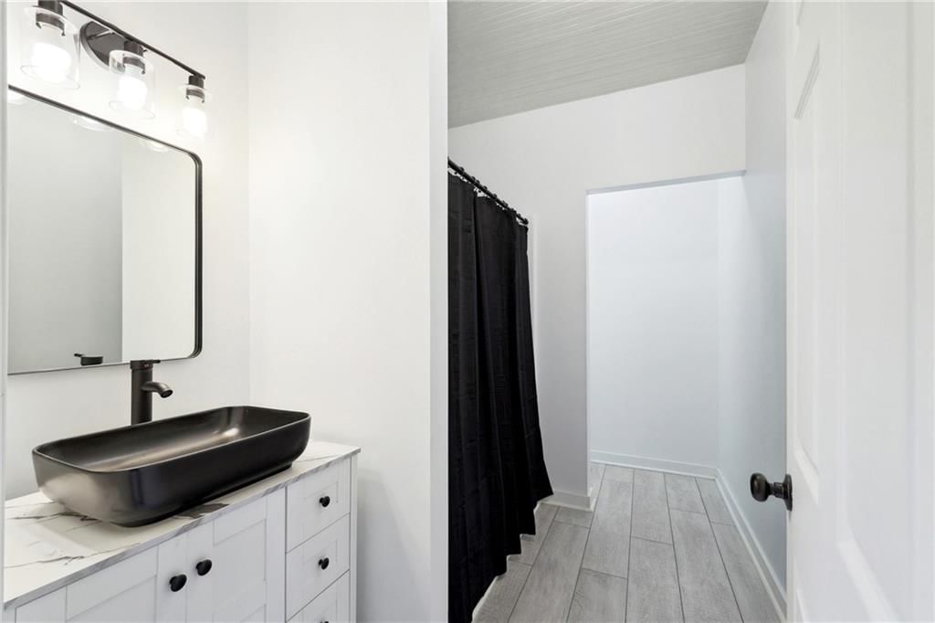 109 E Maple Street — photo 10