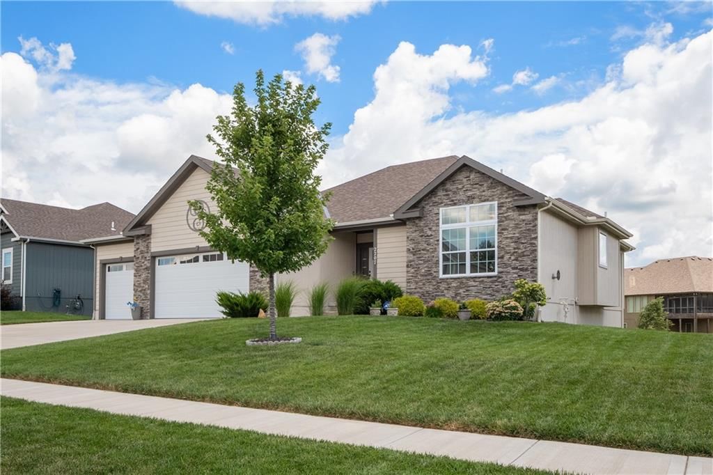 2207 Foxtail Drive — photo 2
