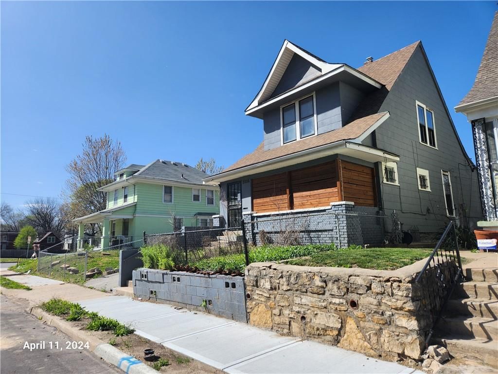 2206 E 30th Street — photo 2