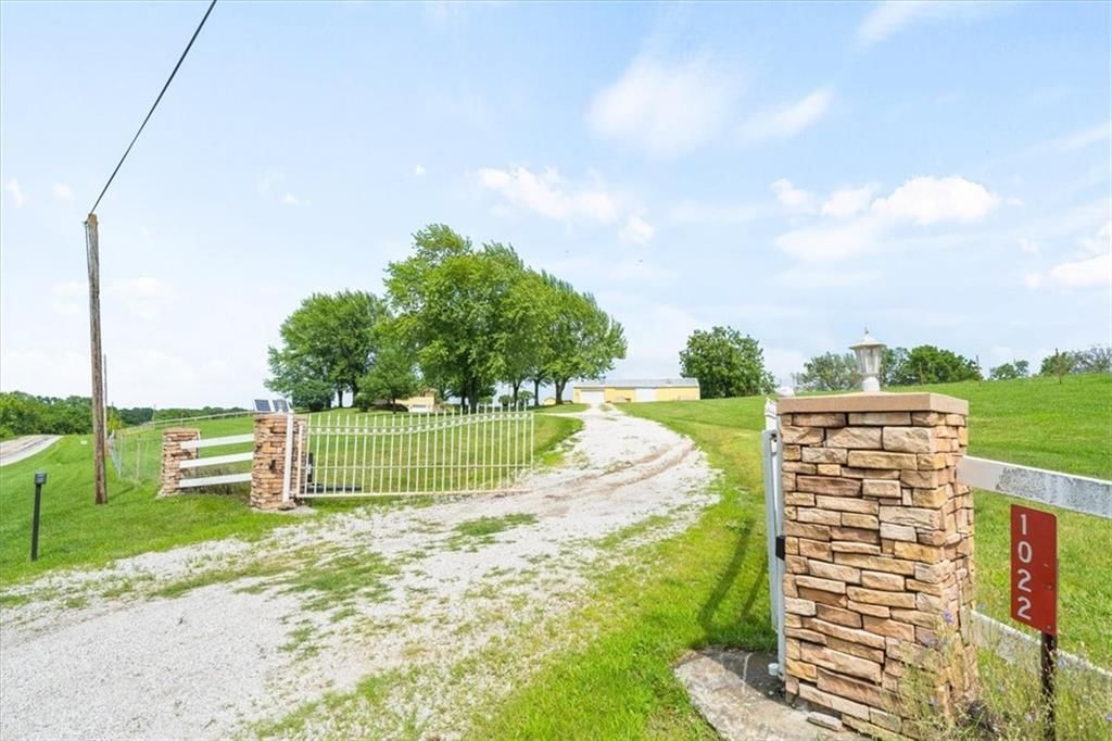 1022 TT Highway — photo 3