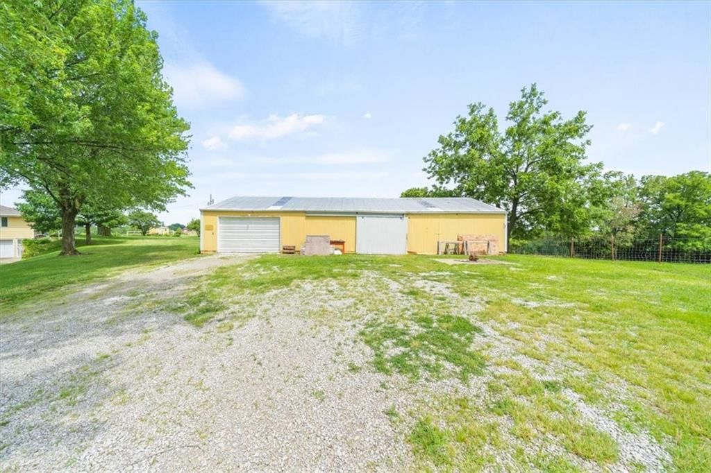 1022 TT Highway — photo 4