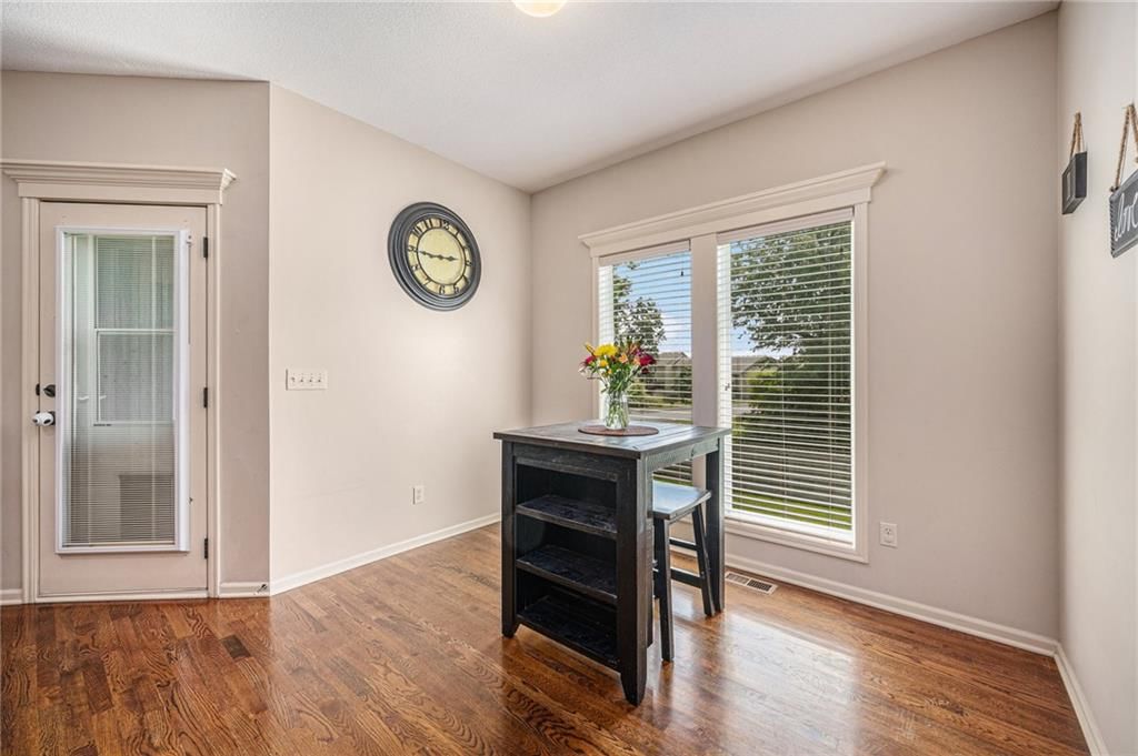 9609 N Adrian Avenue — photo 8