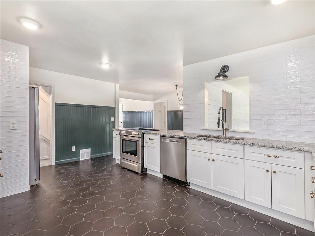 912 E 78th Terrace — photo 11